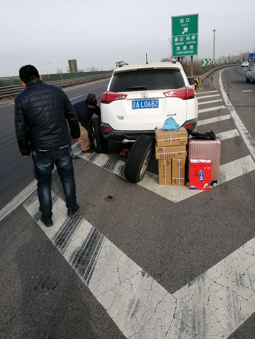 唐山服務(wù)區(qū)上路幫助司乘換輪胎 - 副本.jpg 唐山服務(wù)區(qū)上路幫助司乘換輪胎 - 副本.jpg